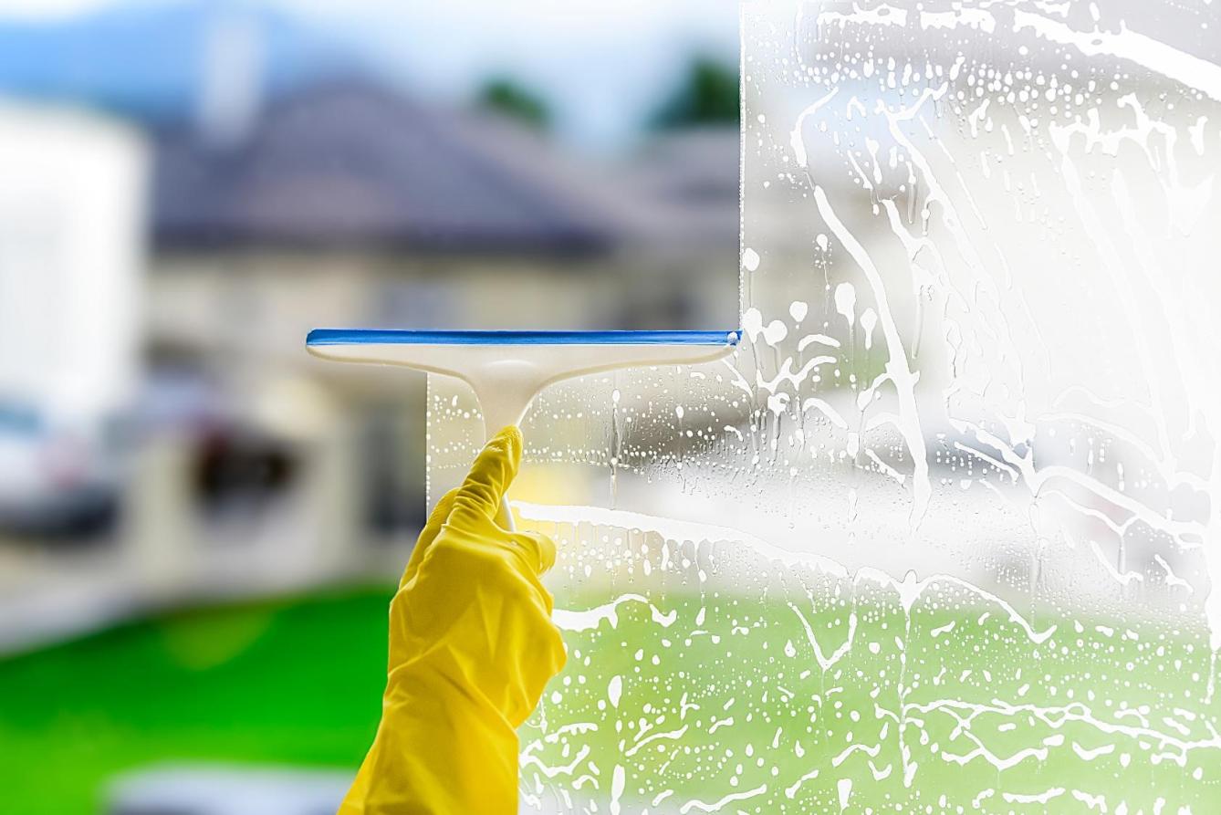 What's the Best Way to Clean Windows Without Streaks?